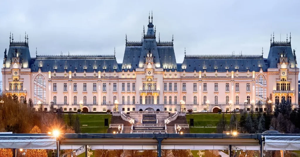 palais de la culture iasi éclairé
