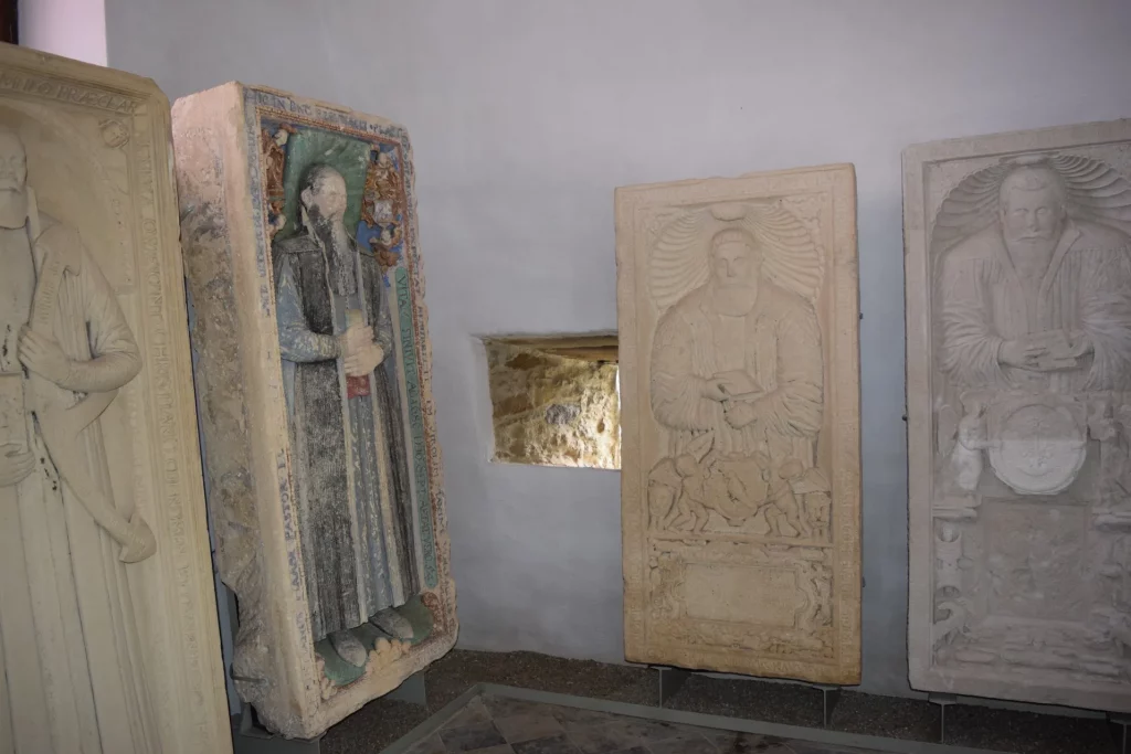 stèles à l'église de Biertan